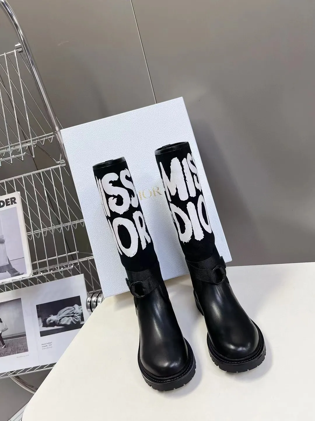 👟👟Ex-factory price 560👟👟 Dior color-blocking new boots for autumn and winter, the latest electric embroidery color-blocking letter logo for autumn and winter, round-toe high-top knight boots for women, Material: first-layer cowhide stitched with electric embroidery fabric, sheepskin lining for feet, original molded TPU outsole Size: 35-40 yards